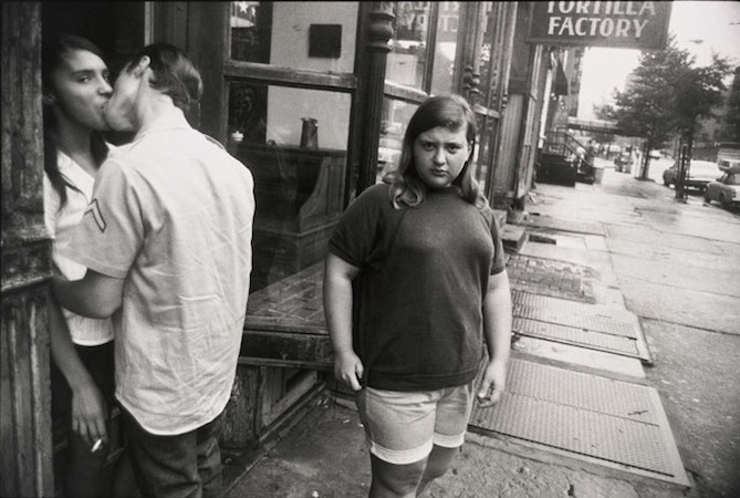 Garry Winogrand - New York 1969 Garry Winogrand Tirage gélatino-argentique. Collection of Jeffrey Fraenkel and Alan Mark. © The Estate of Garry Winogrand, courtesy Fraenkel Gallery, San Francisco. Photo: Don Ross