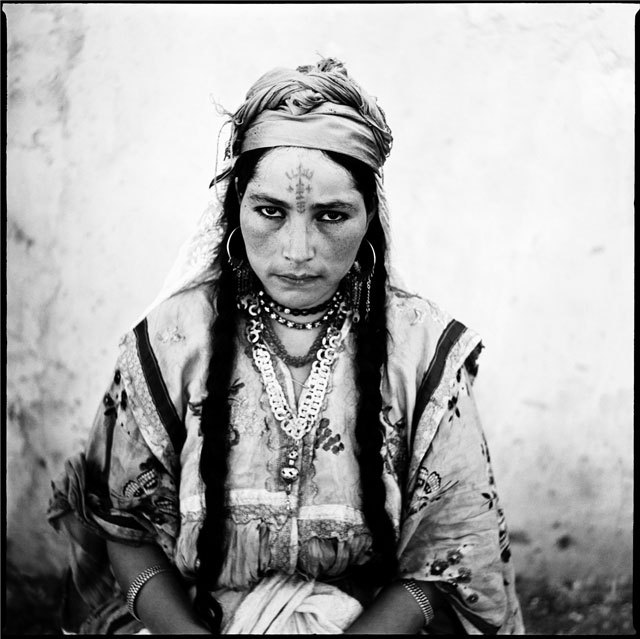 Portrait de femme algérienne, Marc Garanger. Algérie, tirages d'exposition négatifs monochromes, 1965.