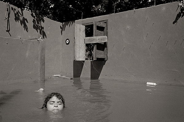 Rafael Trobat - Aquí, junto al agua / Ici, au bord de l’eau Trobat - Aqui junto al agua_Ici au bord de l-eau Nicaragua - el dormitorio tipitapa 1998